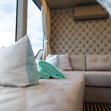 Lieblingsplatz Parey - Schwimmendes Living Luxboot Hotel Eksteriør billede