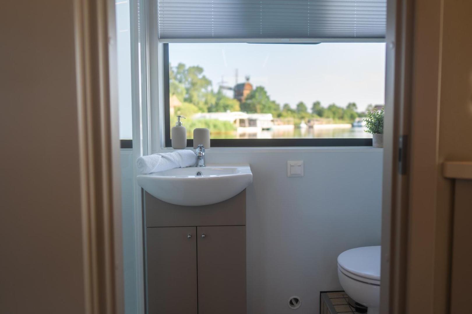 Lieblingsplatz Parey - Schwimmendes Living Luxboot Hotel Eksteriør billede