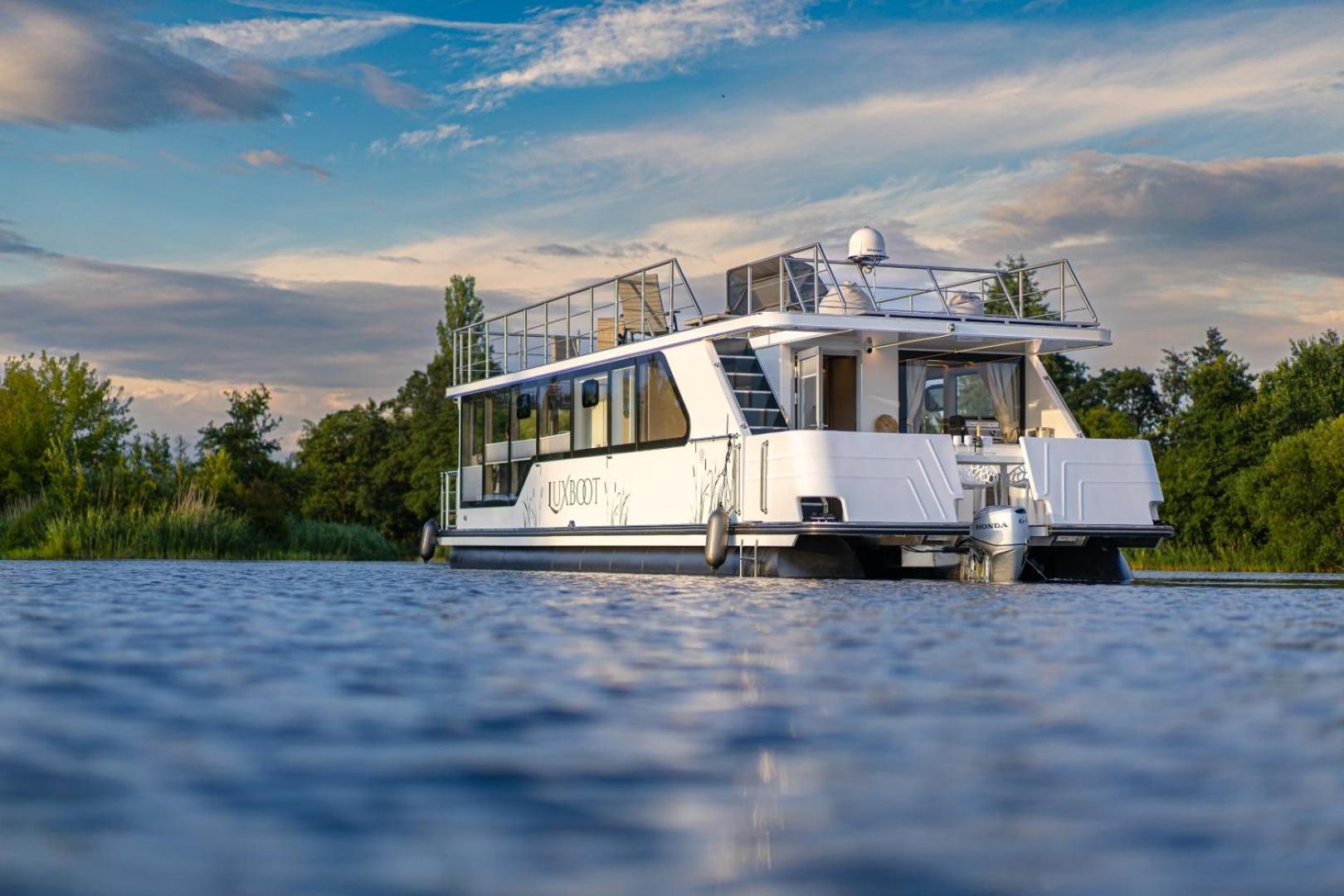Lieblingsplatz Parey - Schwimmendes Living Luxboot Hotel Eksteriør billede