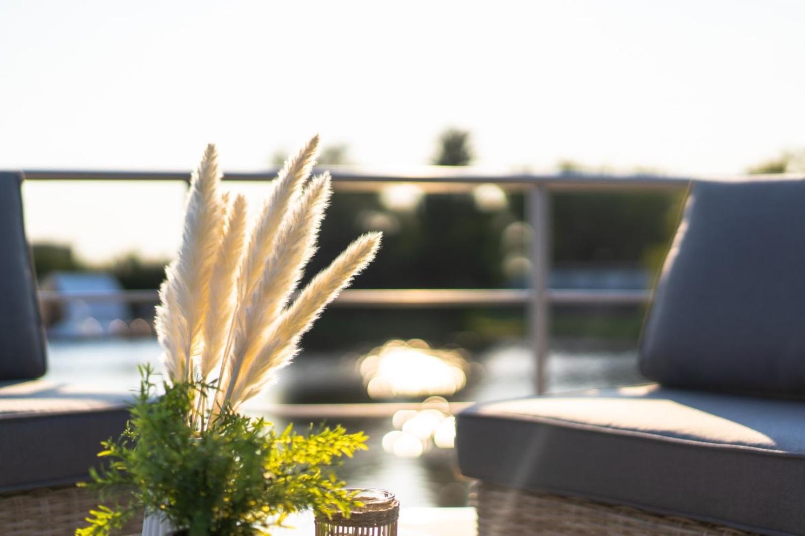 Lieblingsplatz Parey - Schwimmendes Living Luxboot Hotel Eksteriør billede